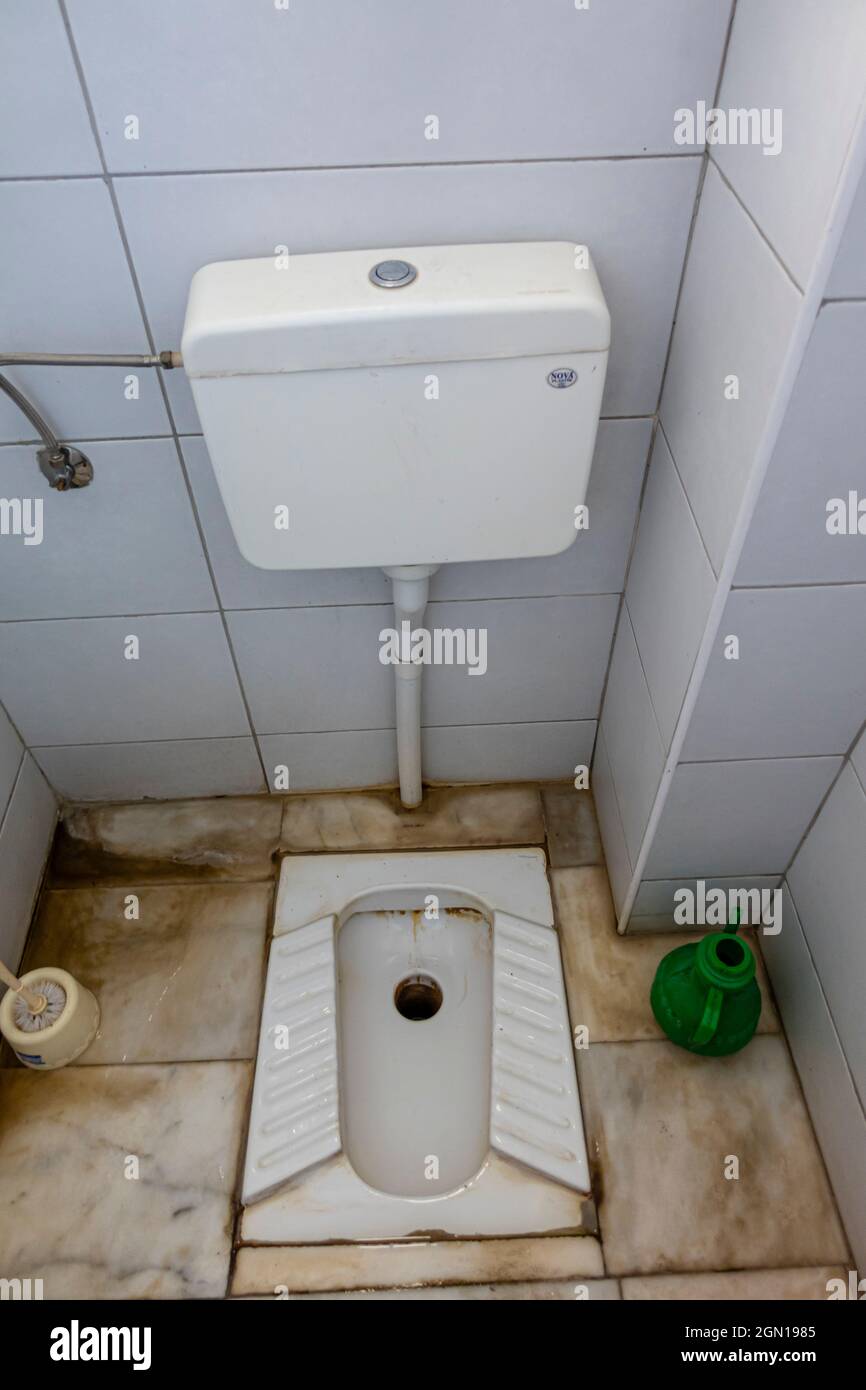 Squat pubblico squatting wc comune in molti paesi asiatici e africani;  squatter montato a pavimento Foto stock - Alamy