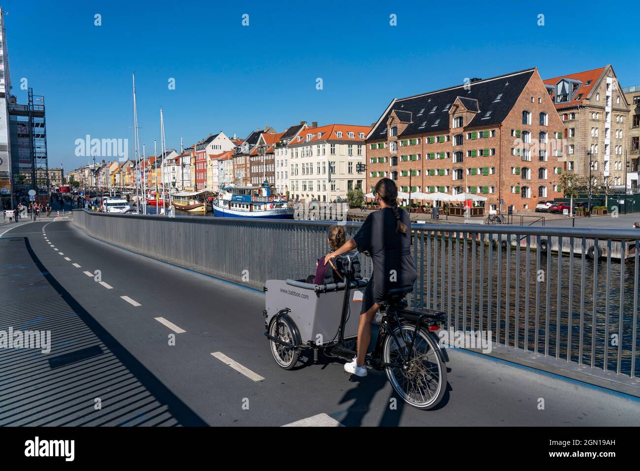 Radfahrer auf der Rad- und Gehwegbrücke Inderhavnsbroen, über den Hafen, beim Nyhavn, Kopenhagen gilt als die Fahrrad Hauptstadt der Welt, 45 % der EI Foto Stock