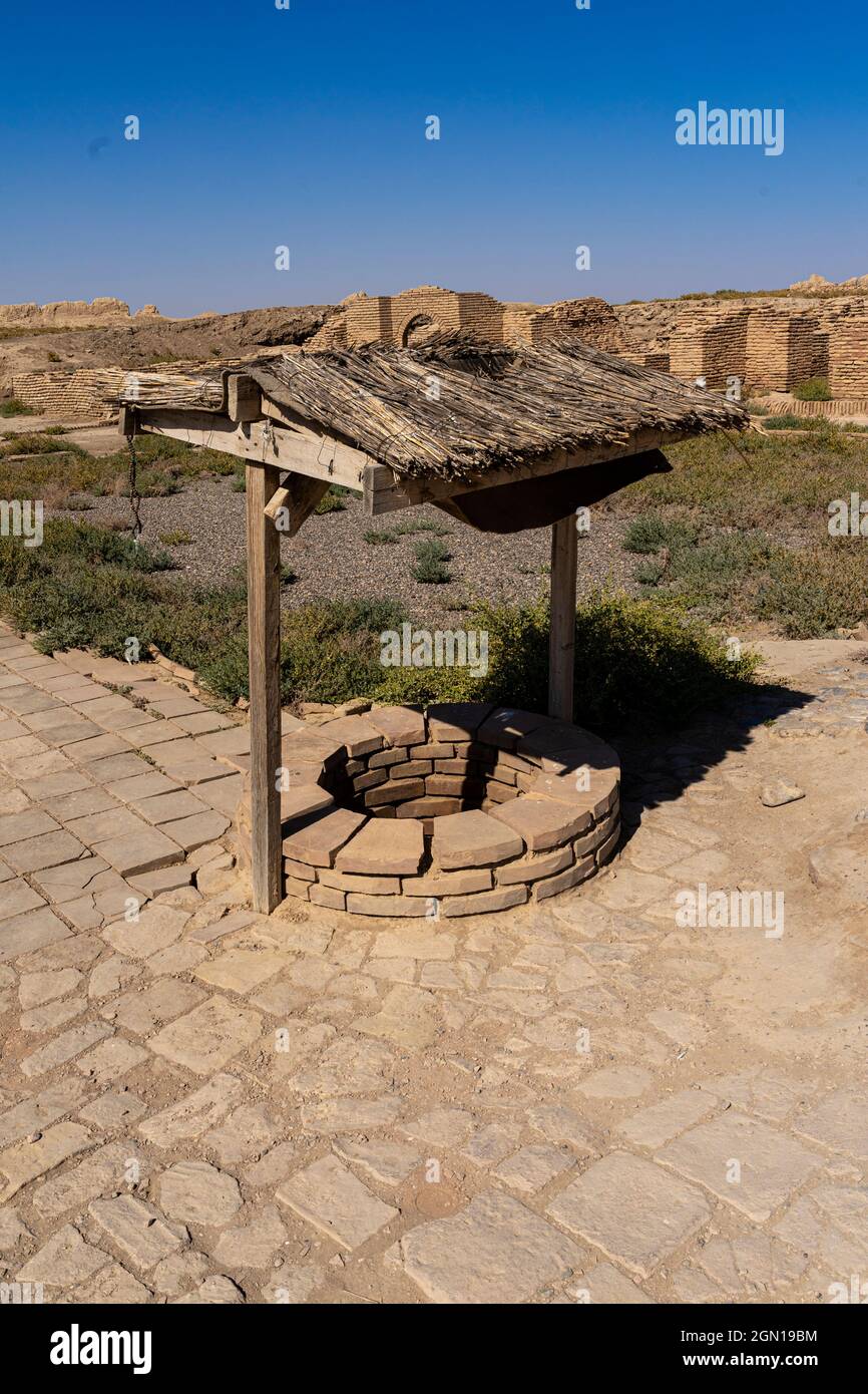 Un pozzo nell'antica città di Sauran, i più grandi centri economici, commerciali e culturali del Kazakistan meridionale, fondata nel 6th secolo, Via della Seta Foto Stock