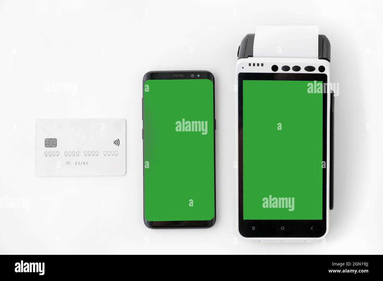 Telefono cellulare con schermo vuoto con terminale POS con schermo verde e carta di credito su sfondo bianco Foto Stock