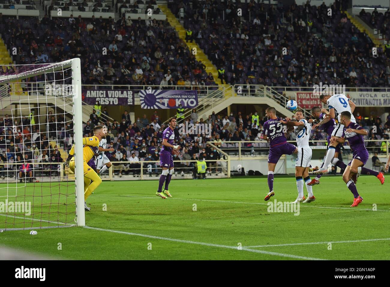Stadio Artemio Franchi, Firenze, Italia. 21 settembre 2021. Italian Series A football, AC Fiorentina versus FC Inter; Edin Dzeko di Inter segna il gol per 1-2 al minuto 55 credito: Action Plus Sports/Alamy Live News Foto Stock