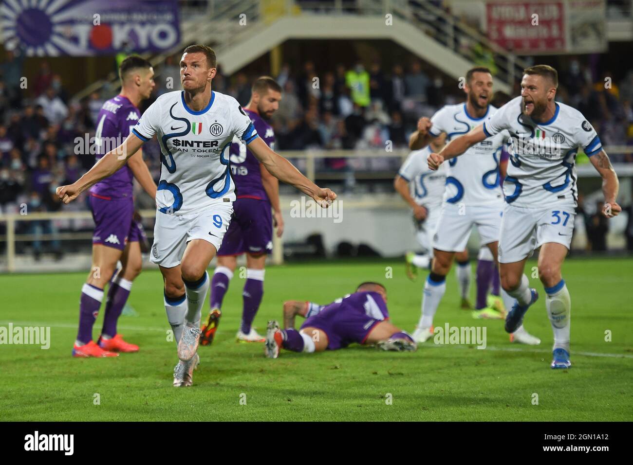 Stadio Artemio Franchi, Firenze, Italia. 21 settembre 2021. Italian Series A football, AC Fiorentina versus FC Inter; Edin Dzeko di Inter festeggia dopo il suo gol per 1-2 in minute 55 Credit: Action Plus Sports/Alamy Live News Foto Stock