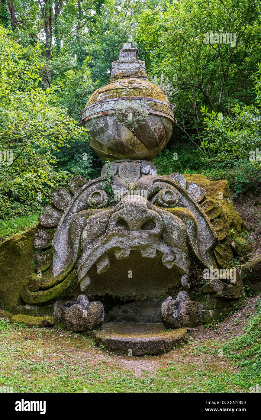 Statua nel Parco dei Mostri di Bomarzo, detto anche Bosco Sacro, Giardino Manieristico del Lazio Foto Stock