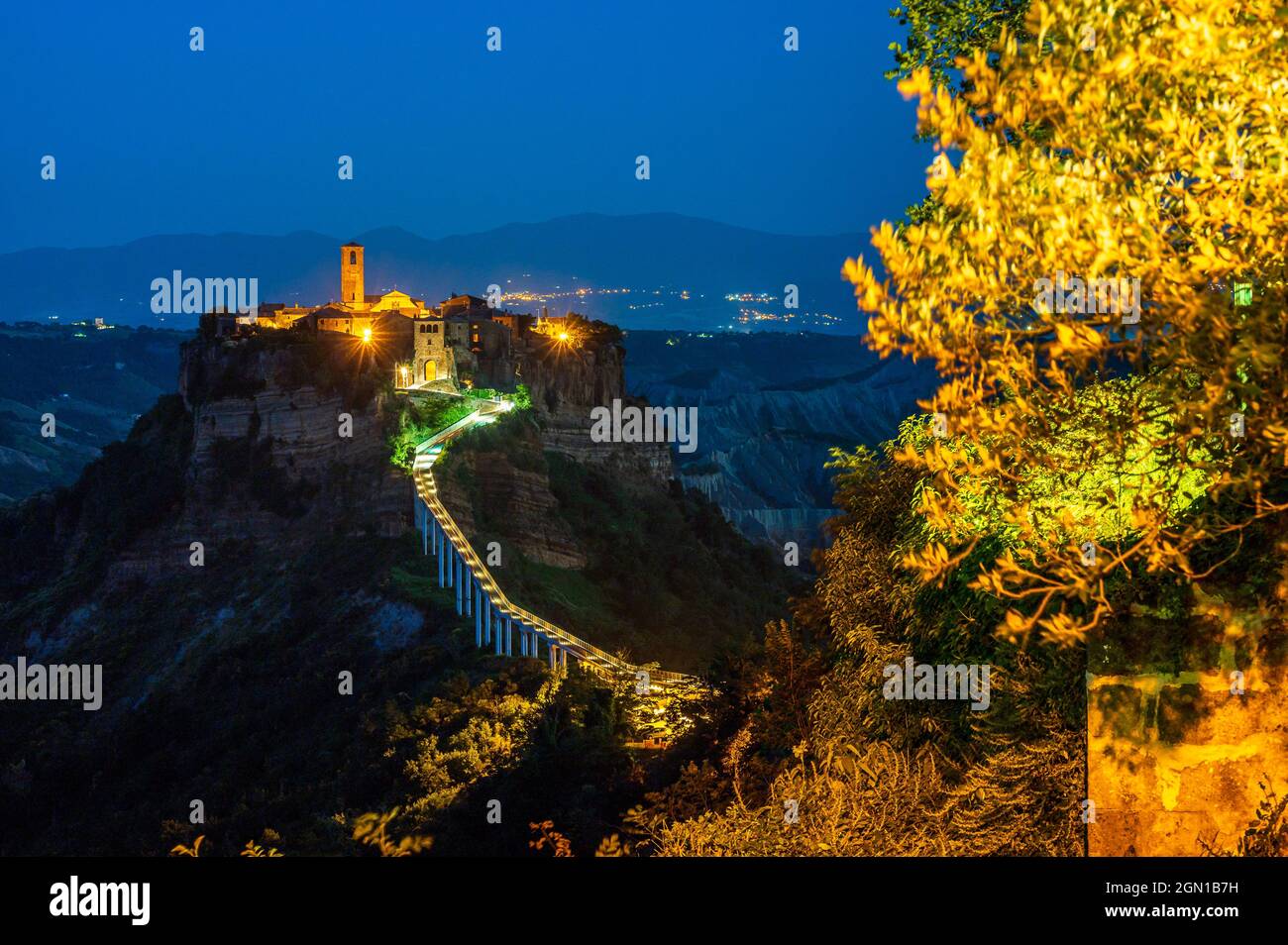 L'antico borgo di Civita di Bagnoregio, detta anche città diante, nella regione della Tuscia, in Italia, all'ora blu Foto Stock