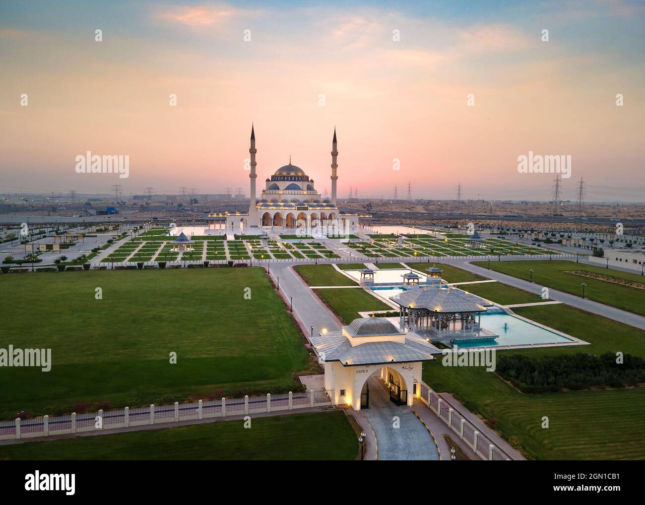 La moschea di Sharjah, è la più grande moschea dell'Emirato di Sharjah, gli Emirati Arabi Uniti caratterizzati dalla simmetria e dalla perfezione dell'arco islamico Foto Stock