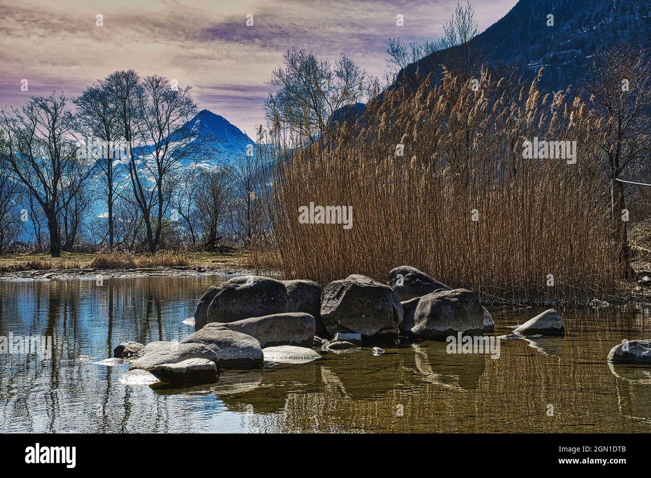 Ipnotico panorama del lago e dei paesaggi circostanti di Fluelen, Uri, Svizzera Foto Stock