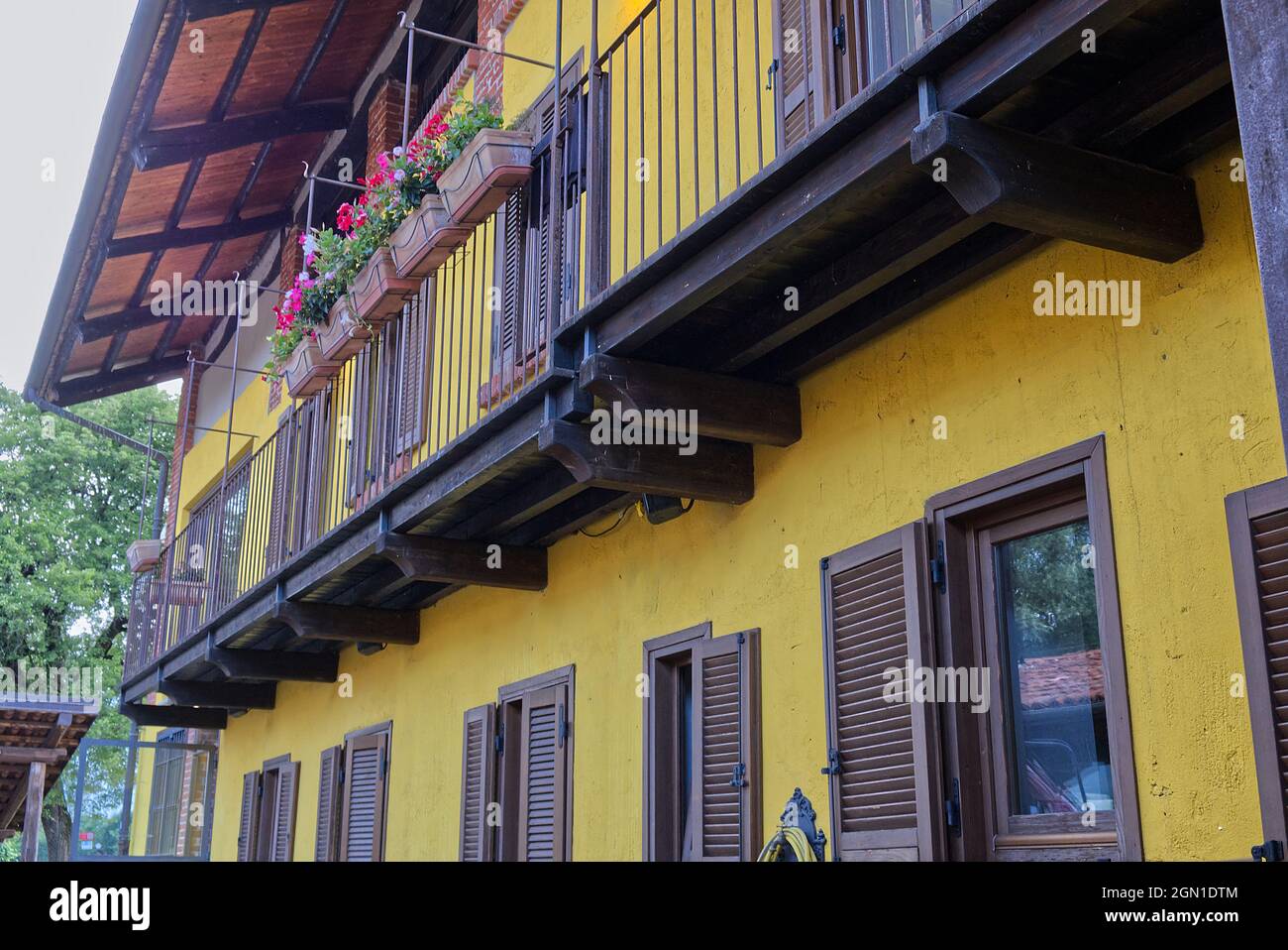 Il cortile di una casa colonica classica nella campagna italiana Foto Stock