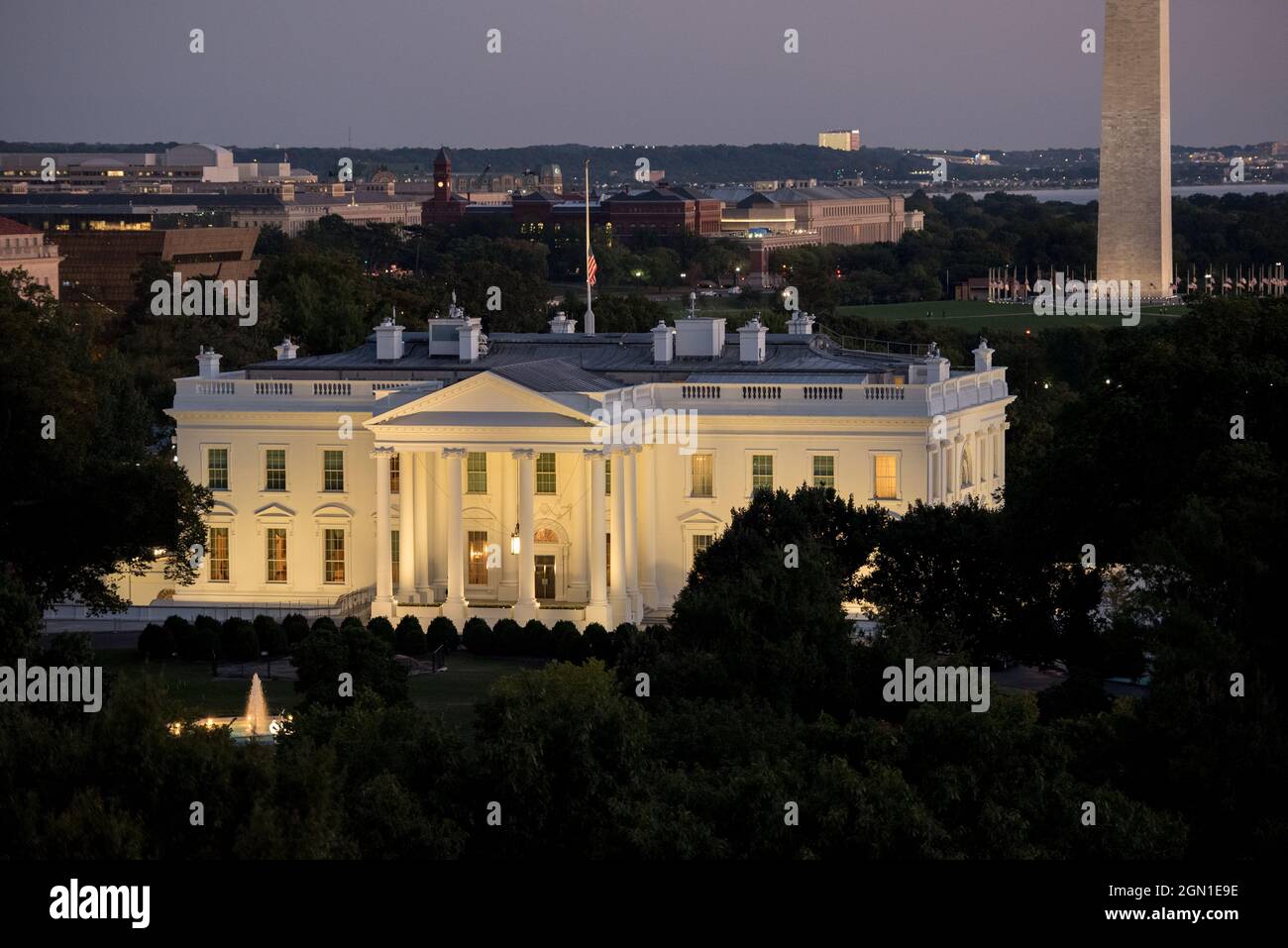 Skyline di DC di notte con vista della Casa Bianca e del Washington Monument Foto Stock