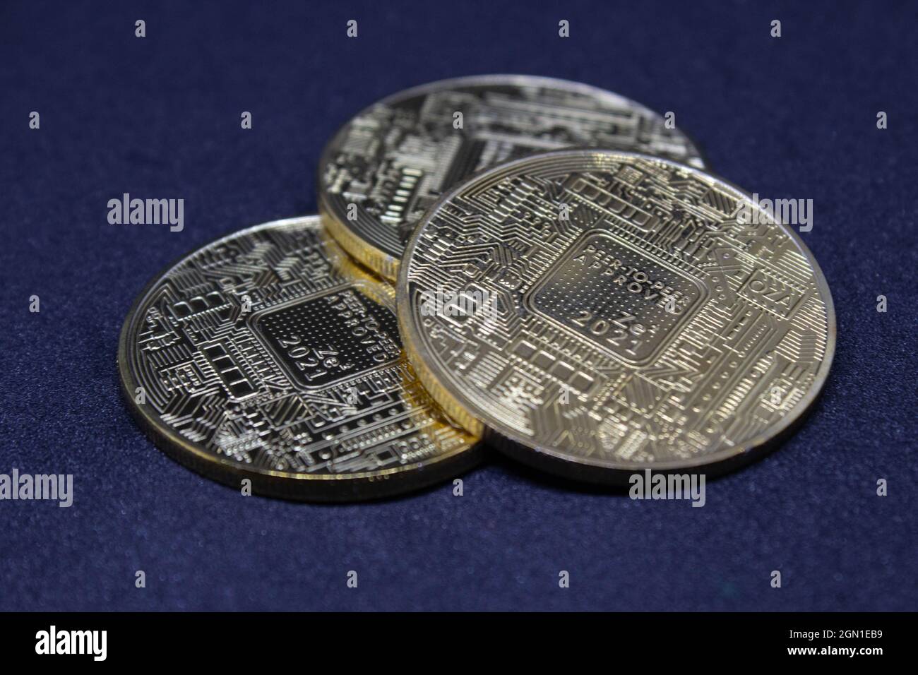 Bitcoin su superfici di colore diverso. Bitcoin è la valuta più preziosa del mondo negli ultimi anni. L’economia in crescita dipenderà da essa. Foto Stock