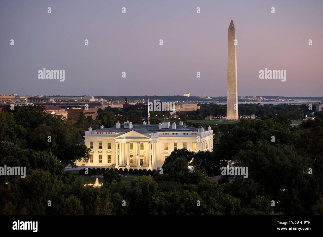 Skyline di DC di notte con vista della Casa Bianca e del Washington Monument Foto Stock
