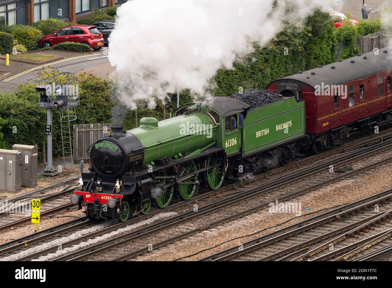 La locomotiva a vapore Mayflower 61306 B1 dipinta nella prima livrea verde di mele delle ferrovie britanniche, che esce dalla stazione ferroviaria di Basingstoke, Regno Unito Foto Stock