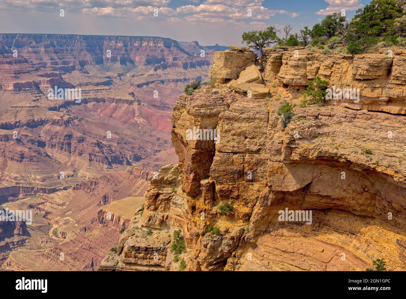 Una piccola scogliera di Sinagua rovina nel quarto in alto a destra della foto. Situato tra Pinal Point e Papago Point sul bordo sud del Grand Canyon. Foto Stock