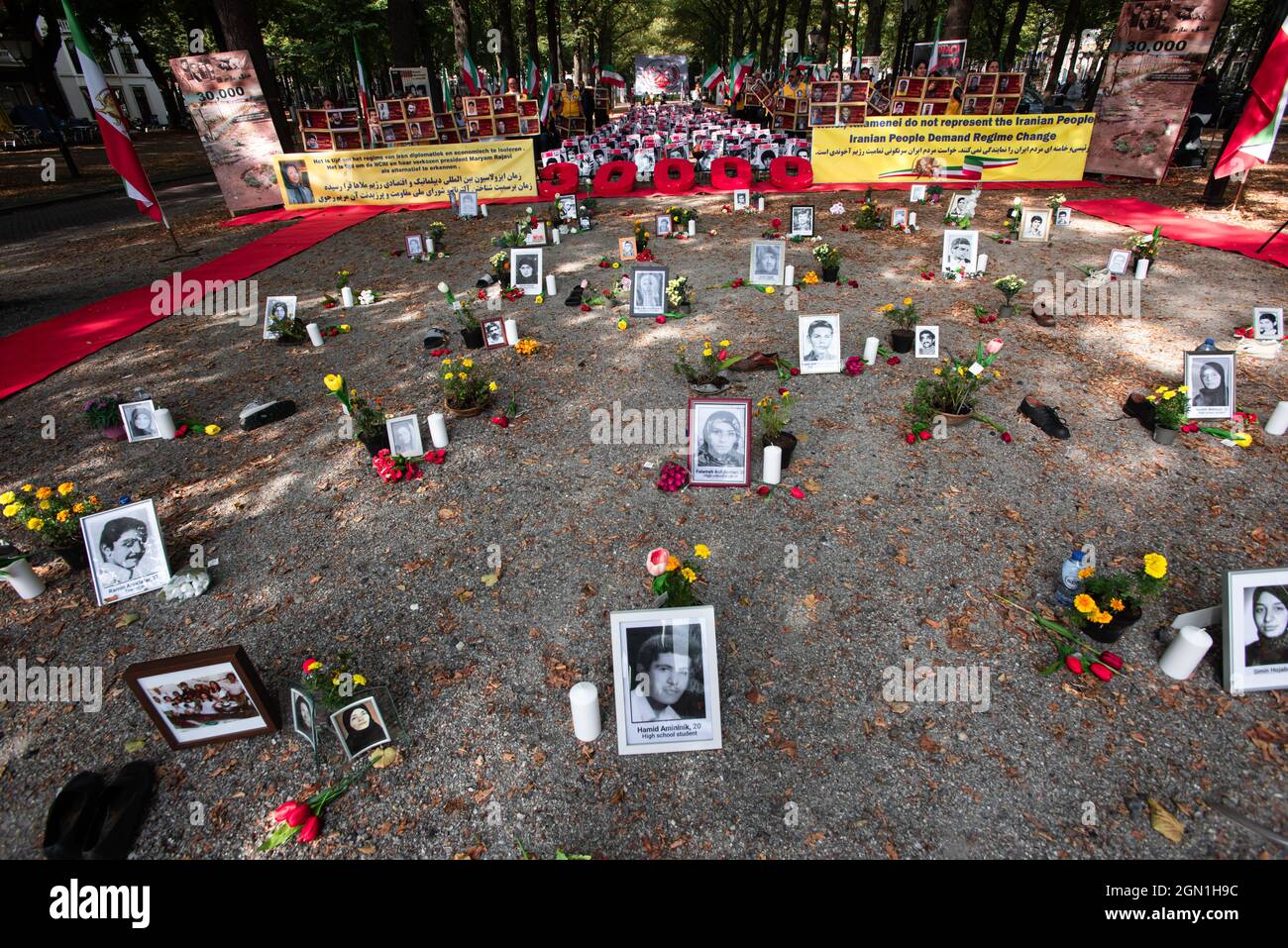 Lange Voorhout, l'Aia, Paesi Bassi. Martedì 21 settembre, 2021. Ebrahim Raisi, un impiegato di linea dura vicino al leader supremo Ayatollah Ali Khamenei, è stato eletto presidente iraniano nel giugno 2021. Raisi, in precedenza era a capo della magistratura del paese, e ha opinioni politiche ultra-conservatrici. Molti iraniani e attivisti e organizzazioni per i diritti umani hanno sottolineato il suo presunto ruolo nelle esecuzioni di massa dei prigionieri politici negli anni '80. I tribunali 'ri-processati' migliaia di prigionieri già in carcere per le loro attività politiche e la maggior parte sono stati membri della sinistra Foto Stock