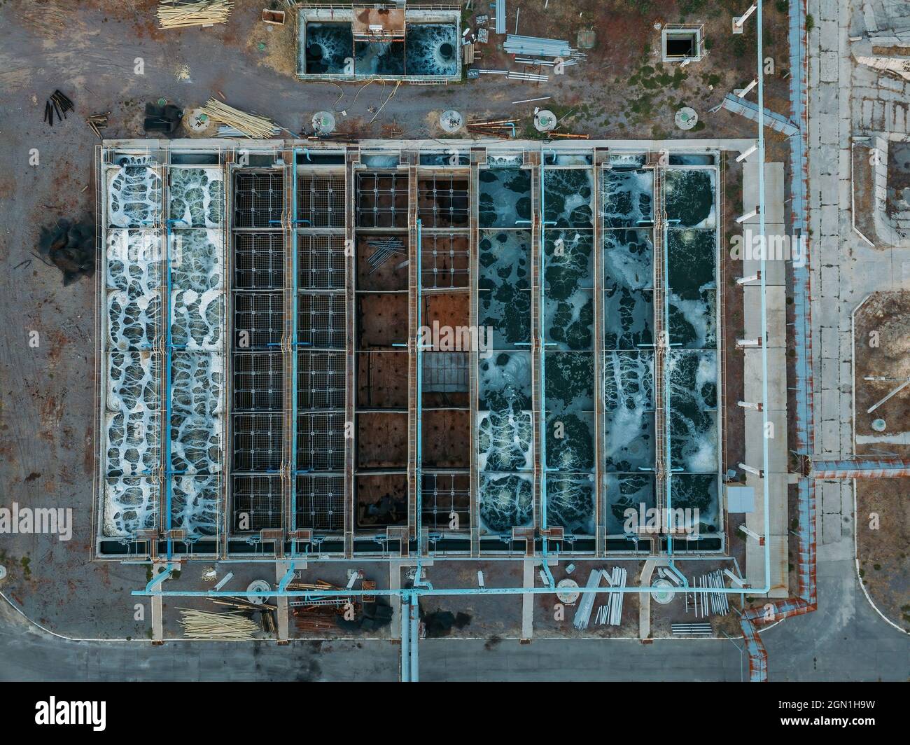 Moderno impianto di trattamento delle acque reflue, vista aerea dal drone. Foto Stock