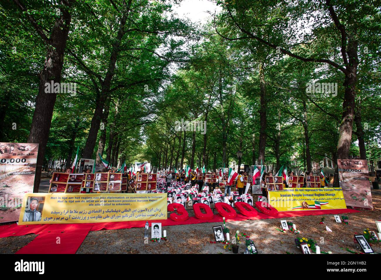 Lange Voorhout, l'Aia, Paesi Bassi. Martedì 21 settembre, 2021. Ebrahim Raisi, un impiegato di linea dura vicino al leader supremo Ayatollah Ali Khamenei, è stato eletto presidente iraniano nel giugno 2021. Raisi, in precedenza era a capo della magistratura del paese, e ha opinioni politiche ultra-conservatrici. Molti iraniani e attivisti e organizzazioni per i diritti umani hanno sottolineato il suo presunto ruolo nelle esecuzioni di massa dei prigionieri politici negli anni '80. I tribunali 'ri-processati' migliaia di prigionieri già in carcere per le loro attività politiche e la maggior parte sono stati membri della sinistra Foto Stock