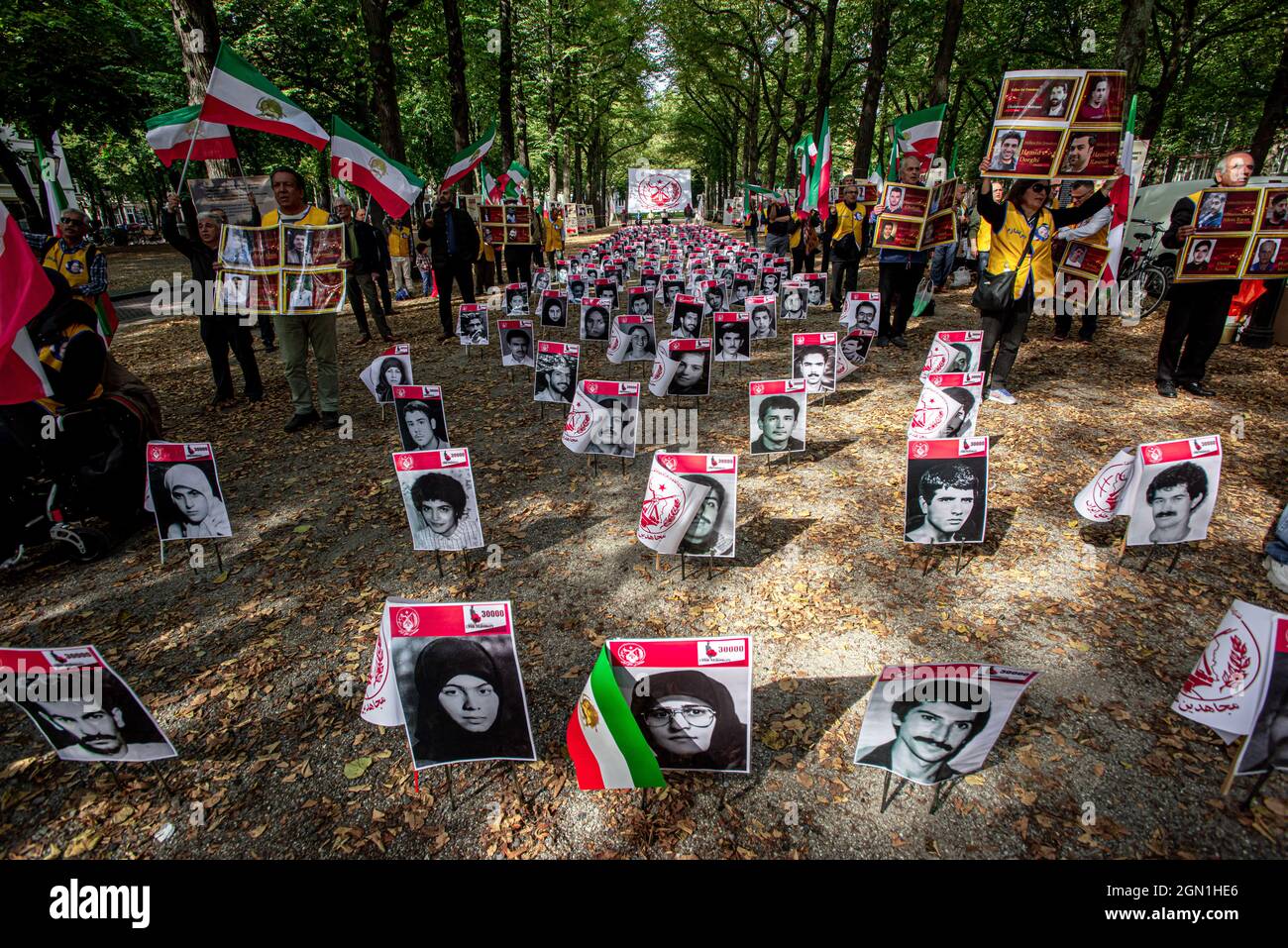 Lange Voorhout, l'Aia, Paesi Bassi. Martedì 21 settembre, 2021. Ebrahim Raisi, un impiegato di linea dura vicino al leader supremo Ayatollah Ali Khamenei, è stato eletto presidente iraniano nel giugno 2021. Raisi, in precedenza era a capo della magistratura del paese, e ha opinioni politiche ultra-conservatrici. Molti iraniani e attivisti e organizzazioni per i diritti umani hanno sottolineato il suo presunto ruolo nelle esecuzioni di massa dei prigionieri politici negli anni '80. I tribunali 'ri-processati' migliaia di prigionieri già in carcere per le loro attività politiche e la maggior parte sono stati membri della sinistra Foto Stock