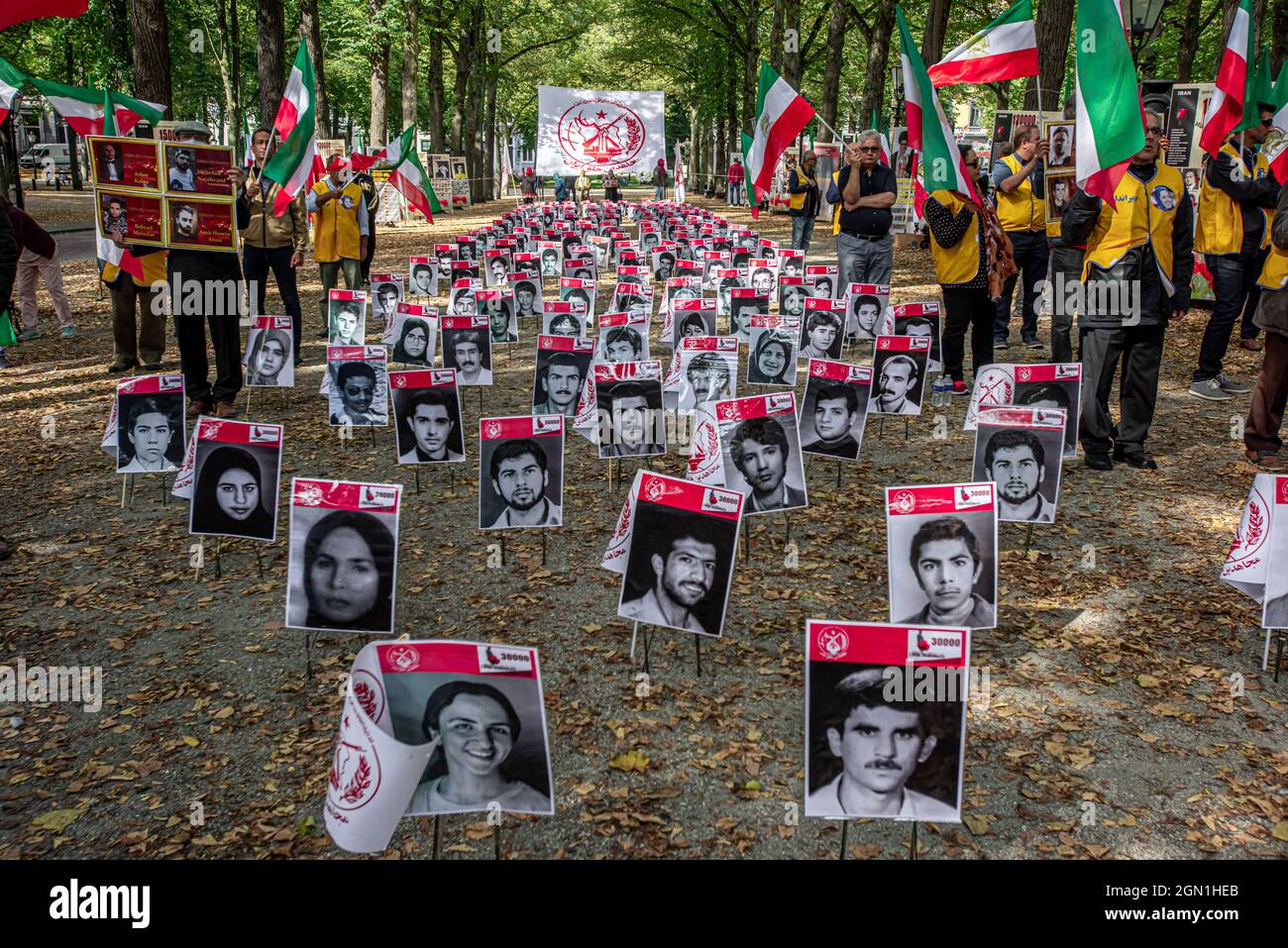 Lange Voorhout, l'Aia, Paesi Bassi. Martedì 21 settembre, 2021. Ebrahim Raisi, un impiegato di linea dura vicino al leader supremo Ayatollah Ali Khamenei, è stato eletto presidente iraniano nel giugno 2021. Raisi, in precedenza era a capo della magistratura del paese, e ha opinioni politiche ultra-conservatrici. Molti iraniani e attivisti e organizzazioni per i diritti umani hanno sottolineato il suo presunto ruolo nelle esecuzioni di massa dei prigionieri politici negli anni '80. I tribunali 'ri-processati' migliaia di prigionieri già in carcere per le loro attività politiche e la maggior parte sono stati membri della sinistra Foto Stock