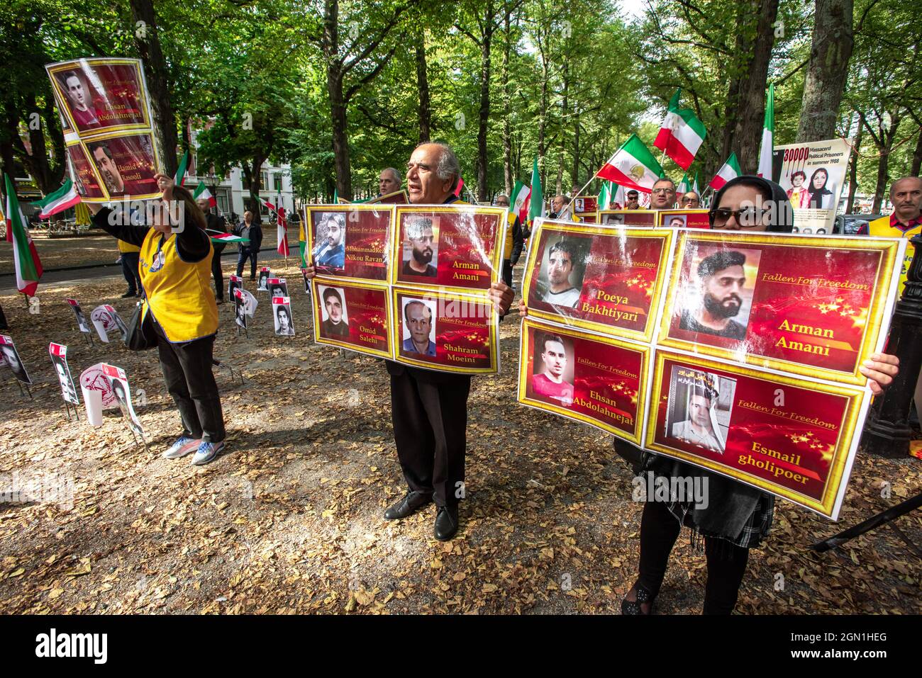 Lange Voorhout, l'Aia, Paesi Bassi. Martedì 21 settembre, 2021. Ebrahim Raisi, un impiegato di linea dura vicino al leader supremo Ayatollah Ali Khamenei, è stato eletto presidente iraniano nel giugno 2021. Raisi, in precedenza era a capo della magistratura del paese, e ha opinioni politiche ultra-conservatrici. Molti iraniani e attivisti e organizzazioni per i diritti umani hanno sottolineato il suo presunto ruolo nelle esecuzioni di massa dei prigionieri politici negli anni '80. I tribunali 'ri-processati' migliaia di prigionieri già in carcere per le loro attività politiche e la maggior parte sono stati membri della sinistra Foto Stock