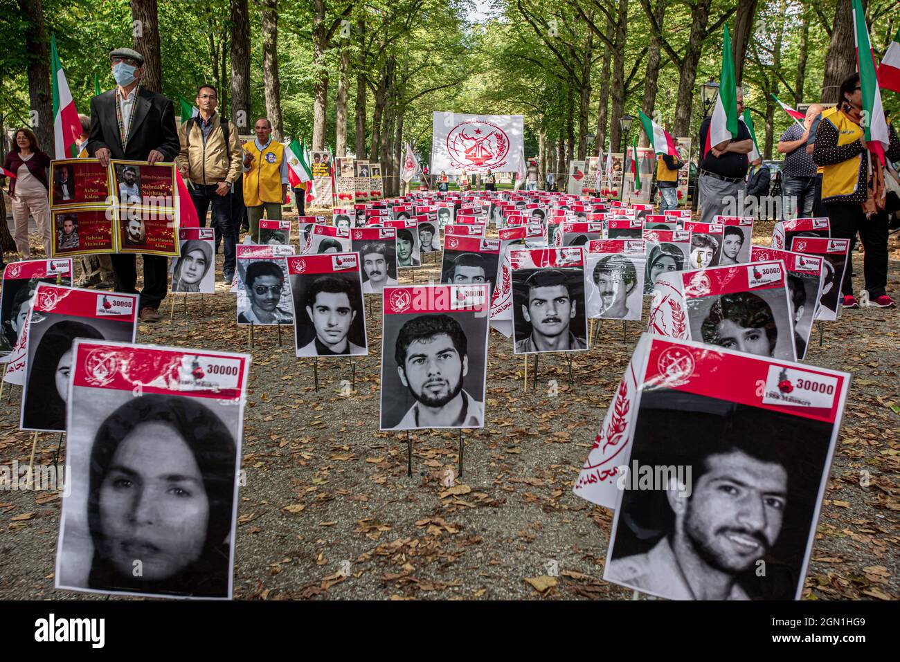 Lange Voorhout, l'Aia, Paesi Bassi. Martedì 21 settembre, 2021. Ebrahim Raisi, un impiegato di linea dura vicino al leader supremo Ayatollah Ali Khamenei, è stato eletto presidente iraniano nel giugno 2021. Raisi, in precedenza era a capo della magistratura del paese, e ha opinioni politiche ultra-conservatrici. Molti iraniani e attivisti e organizzazioni per i diritti umani hanno sottolineato il suo presunto ruolo nelle esecuzioni di massa dei prigionieri politici negli anni '80. I tribunali 'ri-processati' migliaia di prigionieri già in carcere per le loro attività politiche e la maggior parte sono stati membri della sinistra Foto Stock