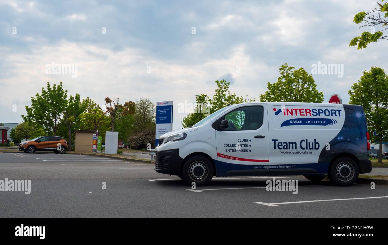 FLECHE, FRANCIA - 28 luglio 2021: Un'auto in stile francese che fa pubblicità al marchio con Store Signage e logo Foto Stock