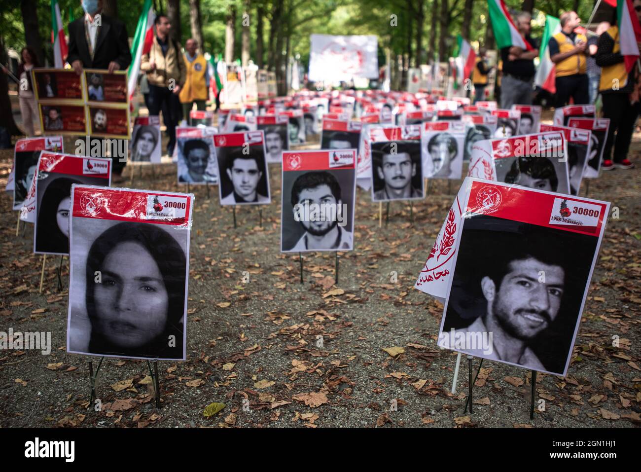 Lange Voorhout, l'Aia, Paesi Bassi. Martedì 21 settembre, 2021. Ebrahim Raisi, un impiegato di linea dura vicino al leader supremo Ayatollah Ali Khamenei, è stato eletto presidente iraniano nel giugno 2021. Raisi, in precedenza era a capo della magistratura del paese, e ha opinioni politiche ultra-conservatrici. Molti iraniani e attivisti e organizzazioni per i diritti umani hanno sottolineato il suo presunto ruolo nelle esecuzioni di massa dei prigionieri politici negli anni '80. I tribunali 'ri-processati' migliaia di prigionieri già in carcere per le loro attività politiche e la maggior parte sono stati membri della sinistra Foto Stock