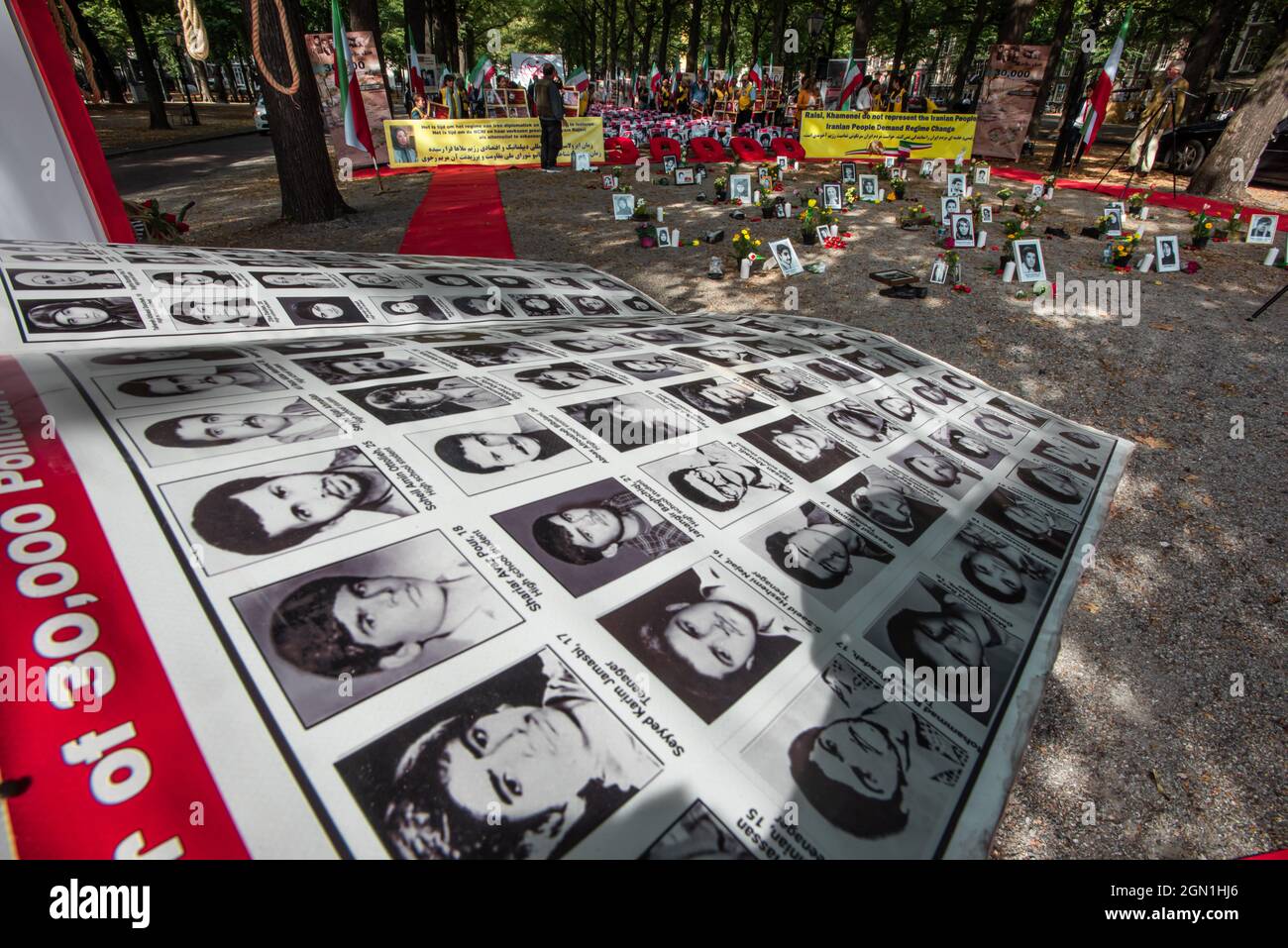 Lange Voorhout, l'Aia, Paesi Bassi. Martedì 21 settembre, 2021. Ebrahim Raisi, un impiegato di linea dura vicino al leader supremo Ayatollah Ali Khamenei, è stato eletto presidente iraniano nel giugno 2021. Raisi, in precedenza era a capo della magistratura del paese, e ha opinioni politiche ultra-conservatrici. Molti iraniani e attivisti e organizzazioni per i diritti umani hanno sottolineato il suo presunto ruolo nelle esecuzioni di massa dei prigionieri politici negli anni '80. I tribunali 'ri-processati' migliaia di prigionieri già in carcere per le loro attività politiche e la maggior parte sono stati membri della sinistra Foto Stock