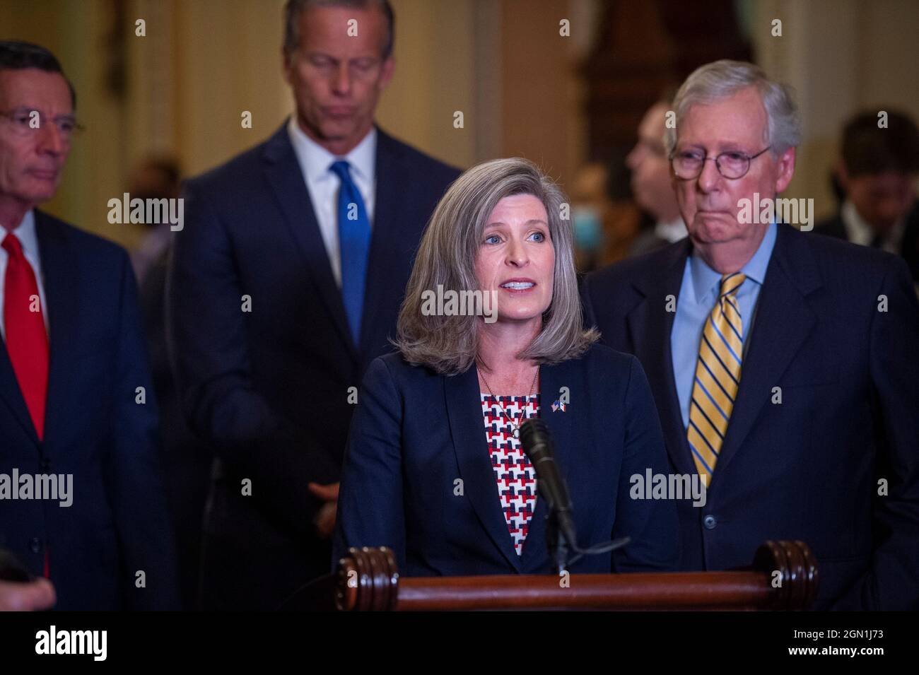 Il senatore degli Stati Uniti Joni Ernst (repubblicano dell'Iowa) offre osservazioni in occasione di una conferenza stampa a seguito del pranzo politico del Senato Republicanâs al Campidoglio degli Stati Uniti a Washington, DC, martedì 21 settembre 2021. Credito: Rod Lammey/CNP Foto Stock