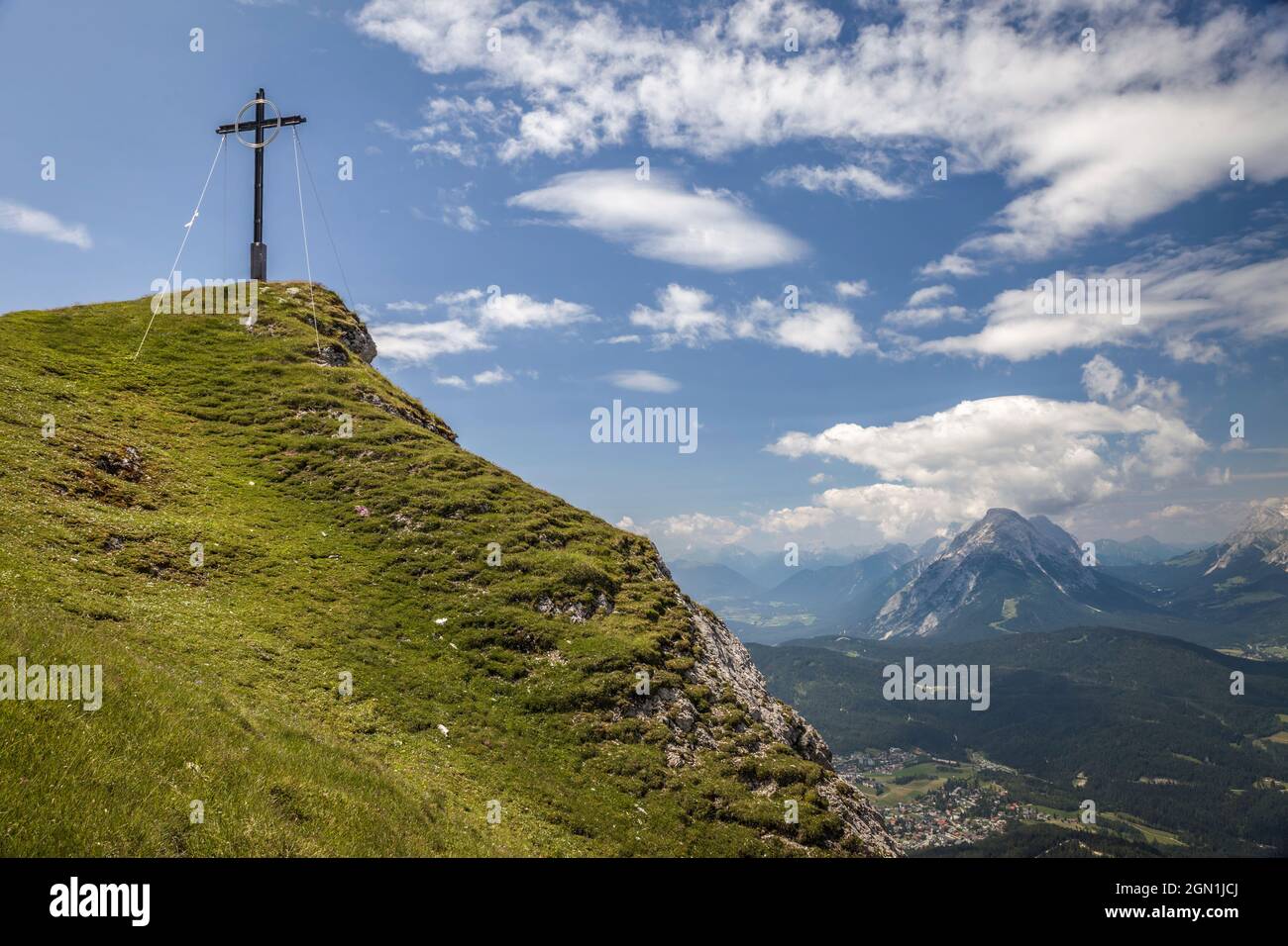 Croce di vetta del Seefelder Spitze (2,220 m), Seefeld in Tirolo, Tirolo, Austria Foto Stock