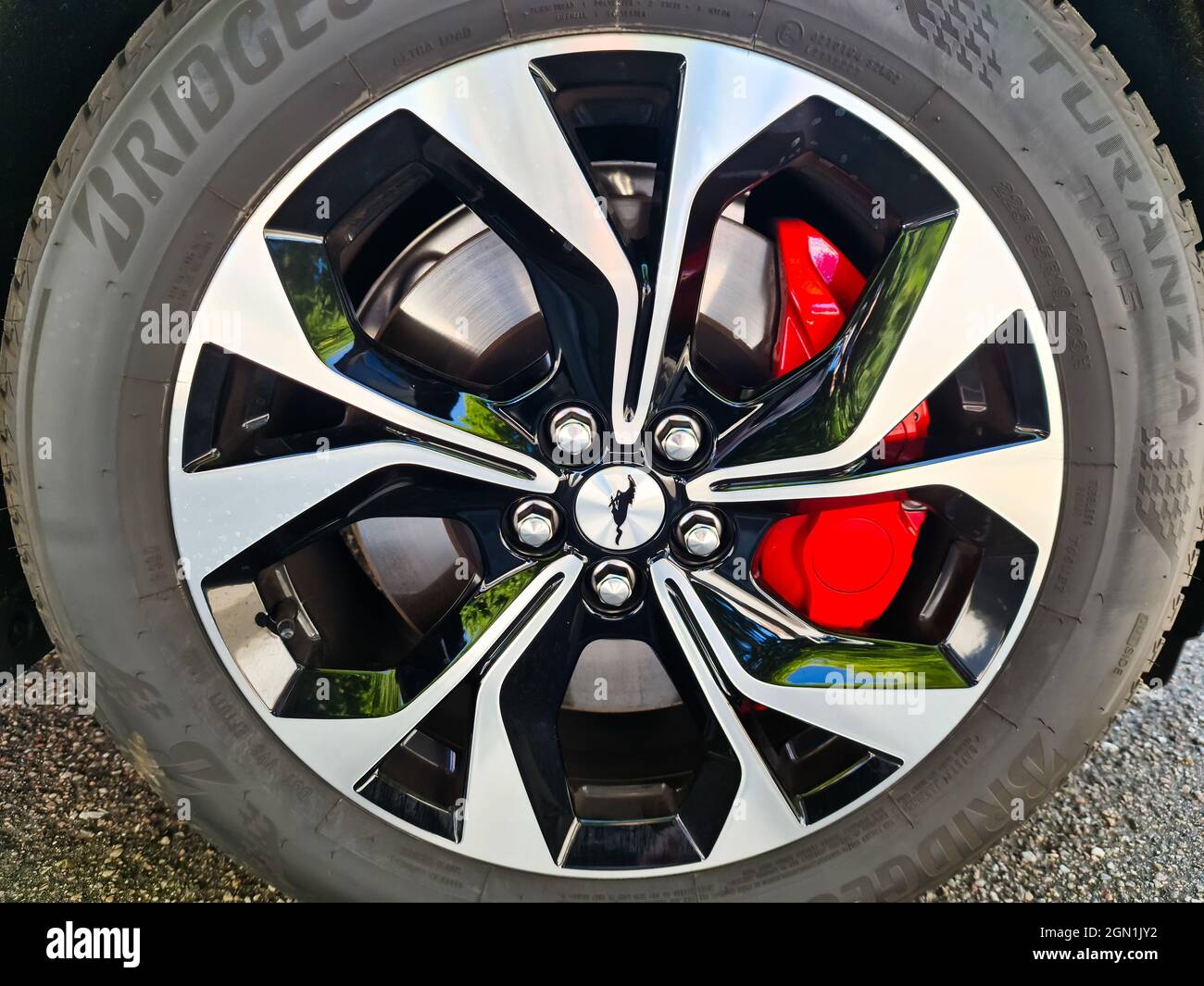 KIEL, GERMANIA - Sep 03, 2021: Al volante di una nuova vettura - modello Ford Mustang Mach-E. Foto Stock