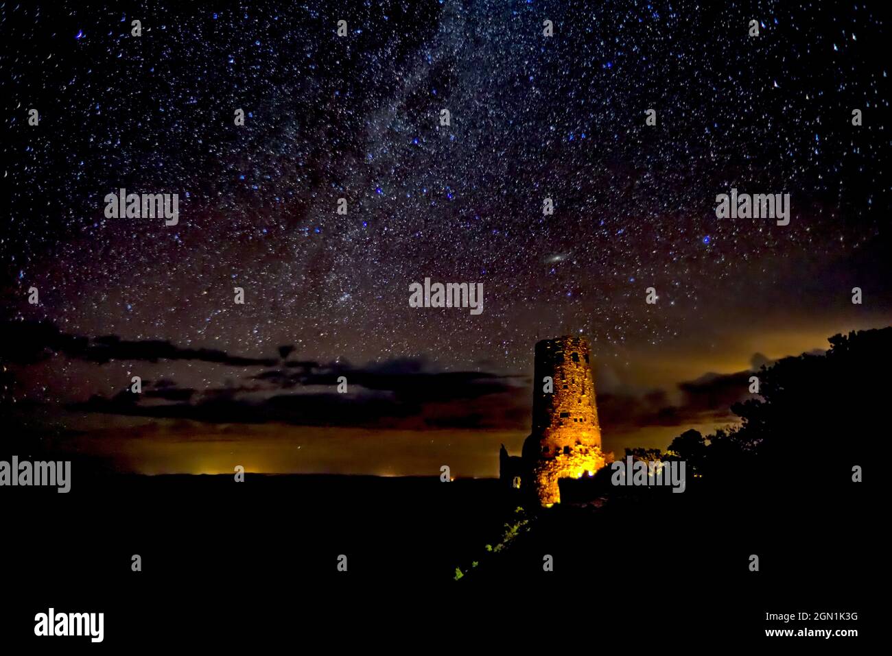 Vista dal lato sud della Silhouette della storica Torre di controllo sul bordo sud del Grand Canyon sotto la notte di Via Lattea. C'è un po' di mo Foto Stock