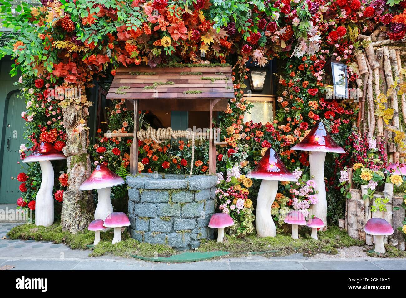 Londra, Regno Unito. 21 Sep 2021. Chelsea in Bloom 2021 ‘viaggi straordinari’. Installazione dei fiori l'Ivy su King's Road. Credito: Waldemar Sikora Foto Stock