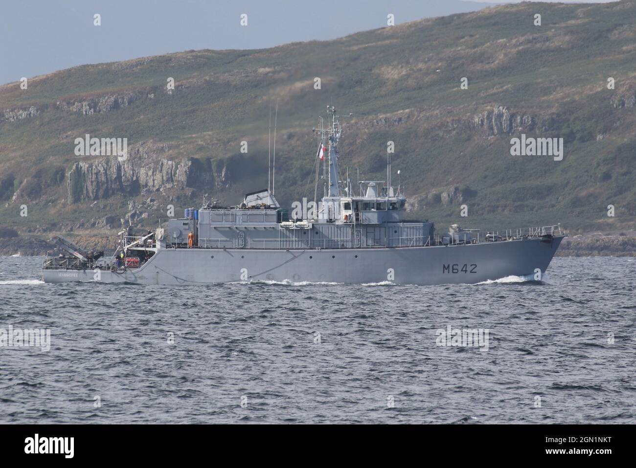 FS Cassiopée (M642), un minehunter di classe Éridan (Tripartite) operato dalla Marina francese, passando Hunterston sul Firth di Clyde (con l'isola di Little Cumbrae sullo sfondo), prima di partecipare alle esercitazioni militari Dynamic Mariner 2021 e Joint Warrior 21-2. Foto Stock