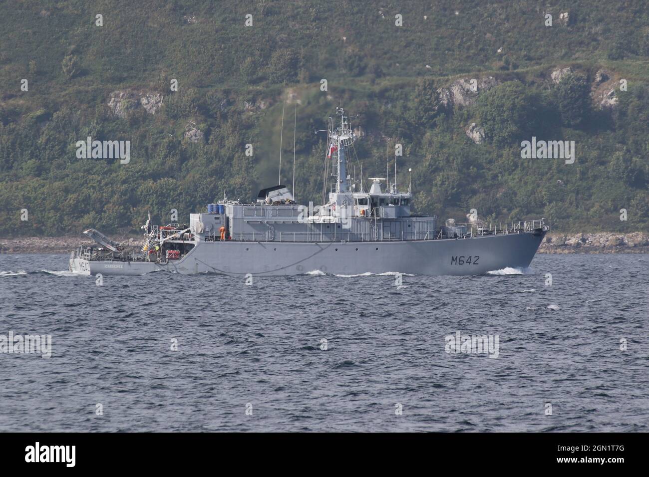 FS Cassiopée (M642), un minehunter di classe Éridan (Tripartite) operato dalla Marina francese, passando Hunterston sul Firth di Clyde (con l'isola di Little Cumbrae sullo sfondo), prima di partecipare alle esercitazioni militari Dynamic Mariner 2021 e Joint Warrior 21-2. Foto Stock