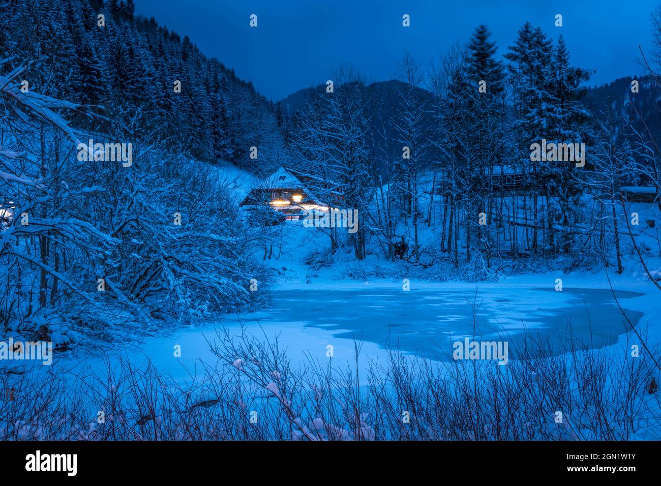 Paesaggio invernale all'Abbazia benedettina Ettal all'ora blu, Ettal, alta Baviera, Baviera, Germania Foto Stock