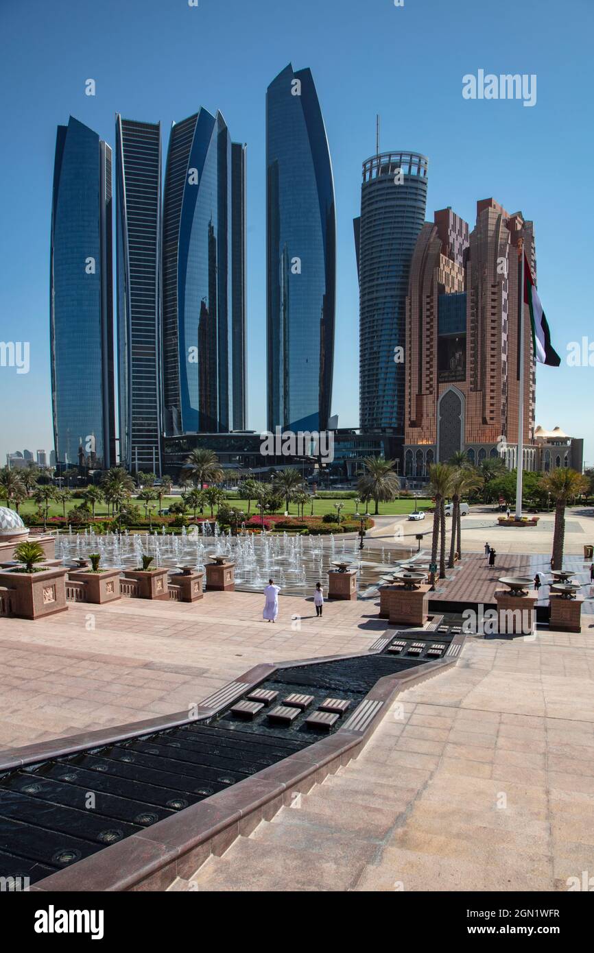 Grattacieli visti dalla fontana sotto l'Emirates Palace Hotel, Abu Dhabi, Abu Dhabi, Emirati Arabi Uniti, Medio Oriente Foto Stock