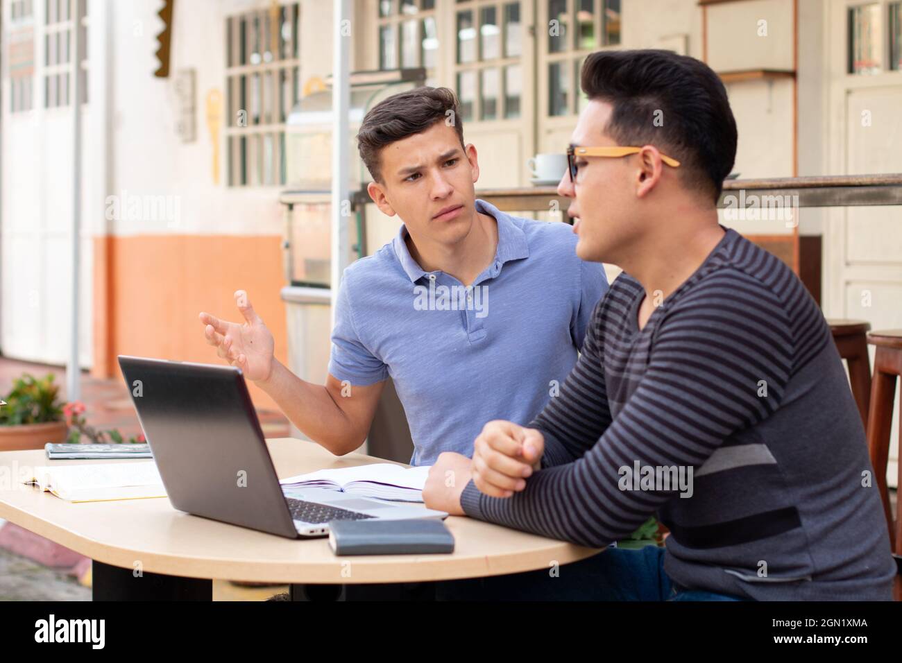 Giovane confuso da quello che dice il suo partner. Foto Stock