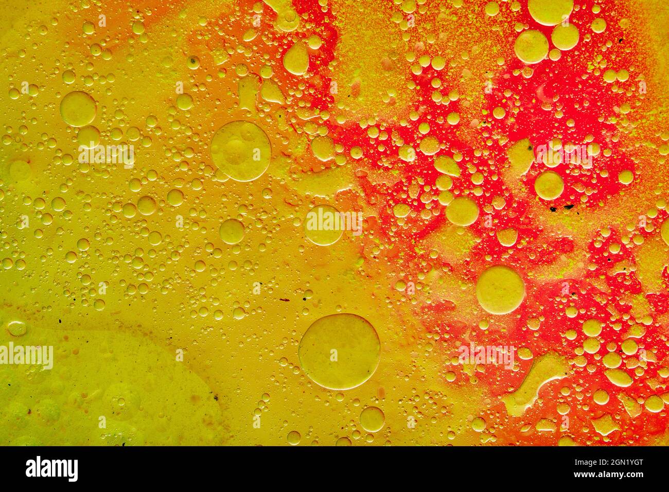 dipinto ad olio disegno astratto di colori brillanti sulla tela di uno sfondo testurizzato Foto Stock