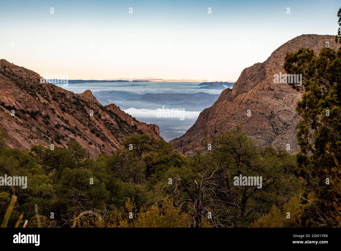 Fog sotto la finestra dal Boot Canyon Trail nel Big Bend National Park Foto Stock