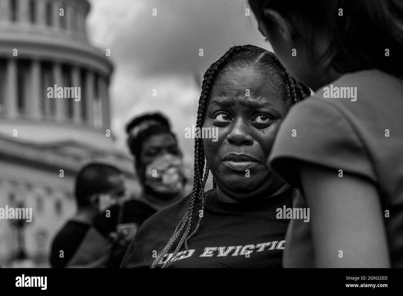 Rappresentante degli Stati Uniti Alexandria Ocasio-Cortez (democratico di New York), destra, comfort Vivian Smith, centro, di Miami, Florida, prima di una conferenza stampa sul Keeping Renters Safe Act del 2021, presso il Campidoglio degli Stati Uniti a Washington, DC, martedì 21 settembre 2021. Vivian è una madre singola di due bambini che è stata sfrattata l'anno scorso durante la pandemia dopo che il suo padrone di casa ha presentato un caso di sfratto contro di lei dopo essere stata in ritardo sul suo affitto, ed è stata costretta a fare scelte tra l'acquisto di cibo, assistenza sanitaria e affitto per sopravvivere. Credito ACT: Rod Lammey/CNP/MediaPunch Foto Stock