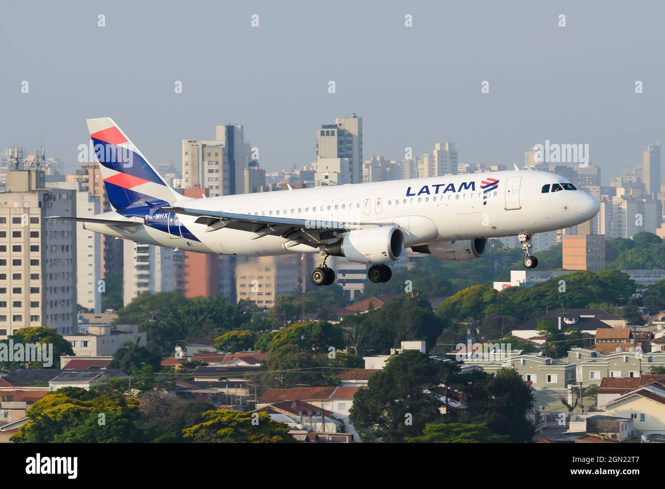 LATAM Airlines Airbus A320 sull'approccio finale all'Aeroporto Congonhas di San Paolo in Brasile. Aereo PR-MHX atterraggio nel brasiliano centrale aeroporto. Foto Stock
