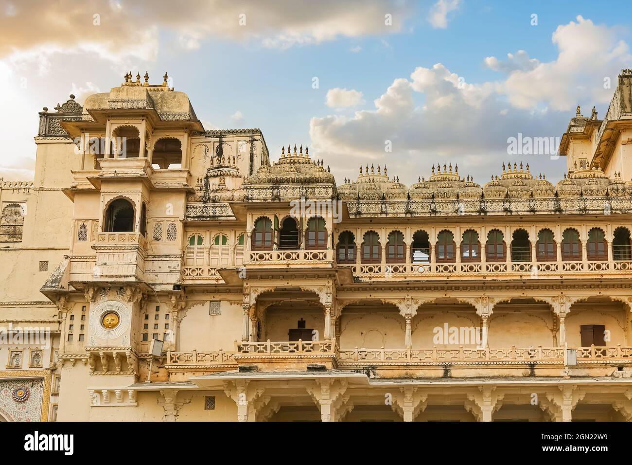 Udaipur City Palace antico edificio residenziale reale costruito nel 1553 a Rajasthan India Foto Stock
