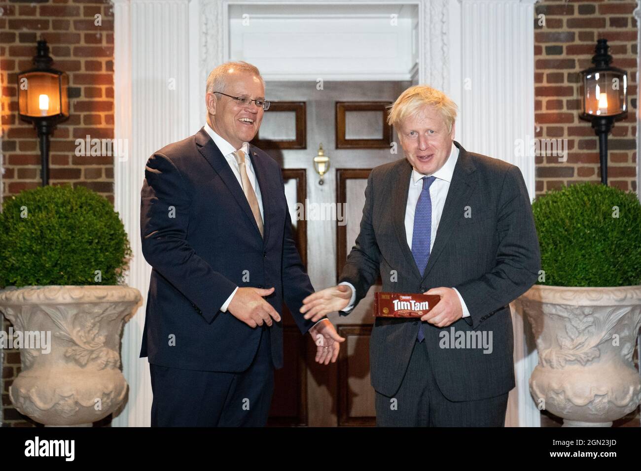 Il primo Ministro Boris Johnson ha ricevuto un pacchetto di snack australiano, Tim Tams, mentre è accolto dal suo omologo australiano, Scott Morrison a Washington DC, durante la sua visita negli Stati Uniti per l'Assemblea Generale delle Nazioni Unite. Data foto: Martedì 21 settembre 2021. Foto Stock