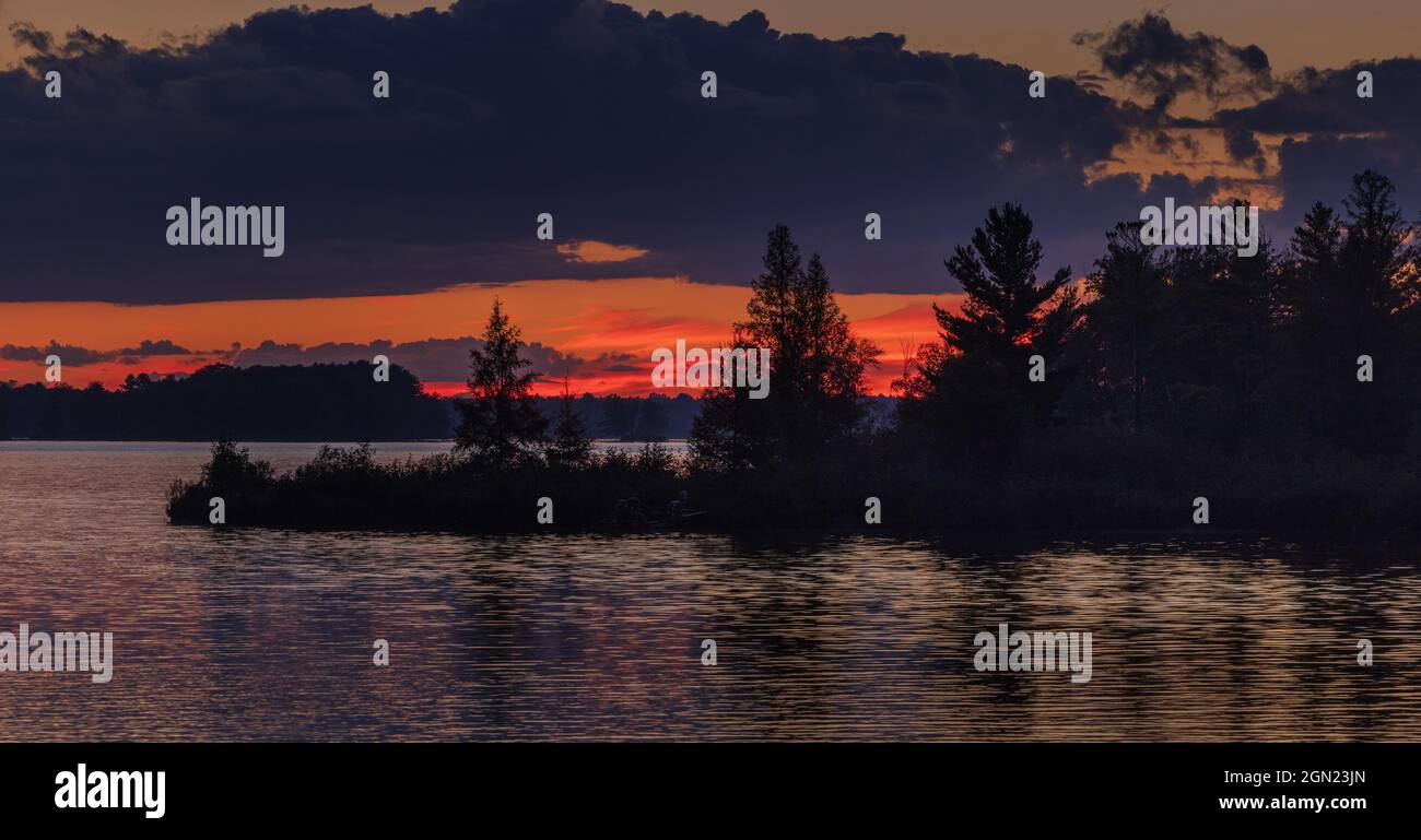 Tramonto sul Chippewa Flowage nel Wisconsin settentrionale. Foto Stock