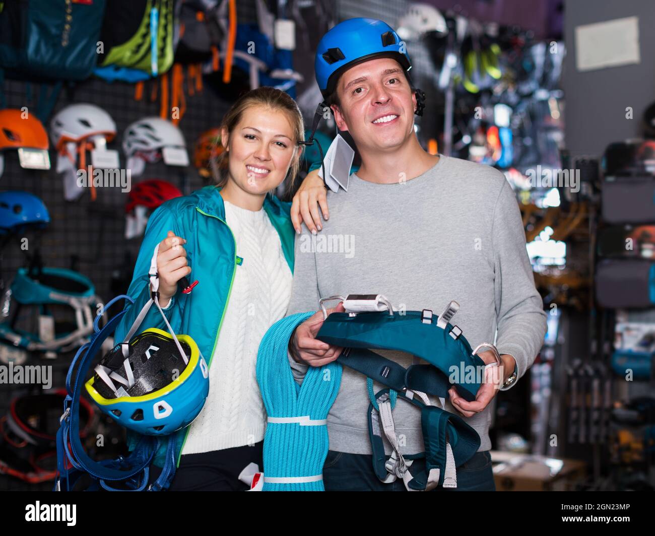 Gli atleti scelgono l'attrezzatura per l'arrampicata Foto Stock