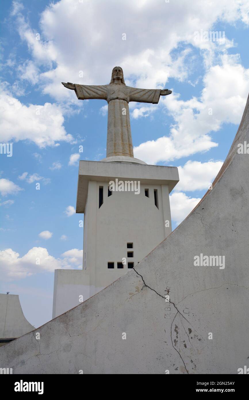 Angola; Provincia di Huila; Lubango; punto di osservazione in periferia con la statua monumentale di Cristo Rei Foto Stock