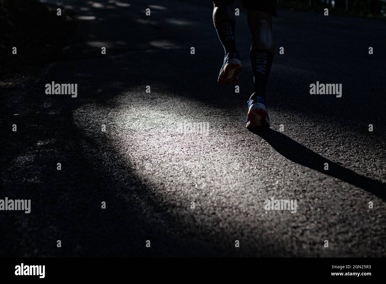 Runner ha fatto un passo su una strada, corsa, sport, strada Foto Stock