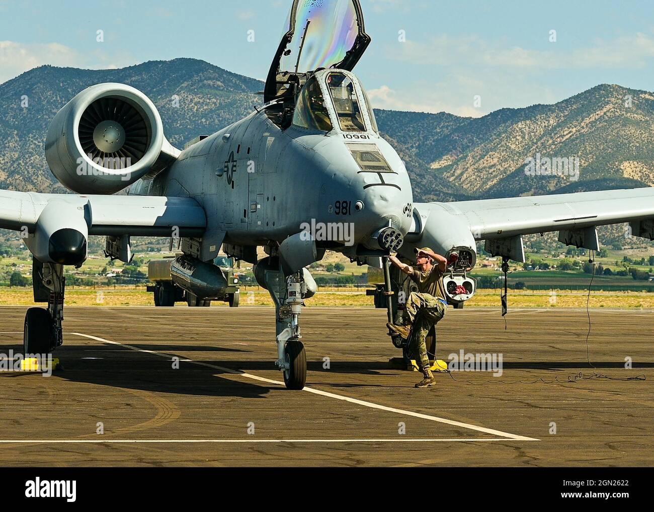 Un capo dell'equipaggio addetto alla manutenzione prepara una A-10 Thunderbolt II sulla rampa di parcheggio dell'aeroporto di Rifle, Colorado, prima di prendere in giro per l'ultimo evento di allenamento del Rally nell'esercizio Rockies 2021, 16 settembre 2021. Il velivolo da caccia si è posto come velivolo nemico che mira ad intercettare i C-130s cercando di condurre un airdrop. Rally in the Rockies esercizio progettato per mettere alla prova la nostra letale forza di combattimento. (STATI UNITI Air Force foto di Major Ashley Walker) Foto Stock
