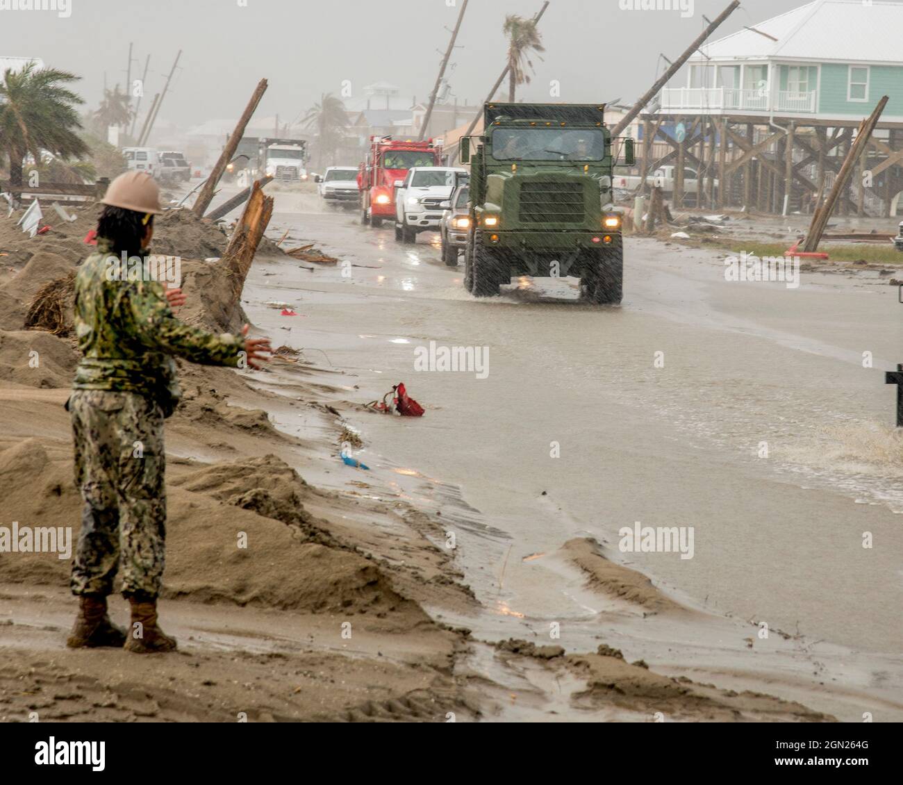 Operatore attrezzatura 2a classe Victoria Witherspoon assegnato a Naval Mobile Construction Battaglione (NMCB) 133 serve come guida di terra a Mark-30 dumper operatore attrezzatura terza classe Micah Slicer per assistere con operazioni di sgombero stradale durante l'uragano Ida disaster soccorsi sforzi in Grand Isle, La NMCB 133 opera sotto il sostegno alla difesa delle autorità civili (DSCA) per sostenere la Guardia Nazionale della Louisiana e per collaborare con gli altri servizi fratelli come unico elemento della Marina a sostegno degli sforzi di soccorso in caso di calamità. La missione della NMCB 133 è quella di fornire un Adaptive and scala Foto Stock