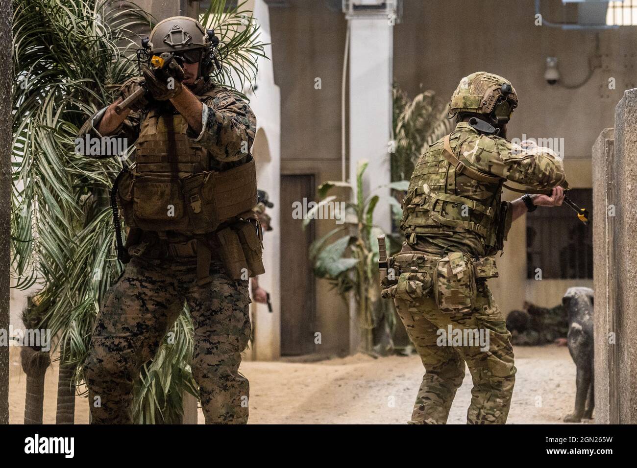 Una Marina degli Stati Uniti con 2nd Air Naval Gunfire Liaison Company, II Marine Expeditionary Force Information Group e un membro britannico della Commando Force condurre operazioni militari in terreno urbano (MOUT) formazione a Camp Lejeune, North Carolina, 16 settembre 2021. Burmese Chase è un esercizio multilaterale annuale guidato dagli Stati Uniti che include la formazione sull'integrazione degli incendi terrestri e aerei, tattiche di fanteria e sparatorie navali insieme ad alleati e partner della NATO. (STATI UNITI Foto del corpo marino di CPL. Menelik Collins) Foto Stock