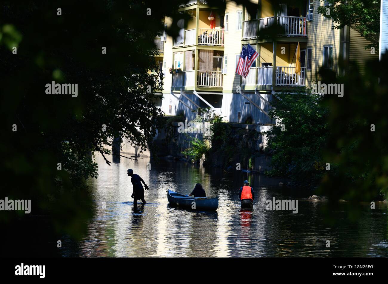 Volontari degli amici del Winooski ripuliscono una sezione del ramo nord del fiume Winooski, Montpelier, Vermont, USA. Foto Stock